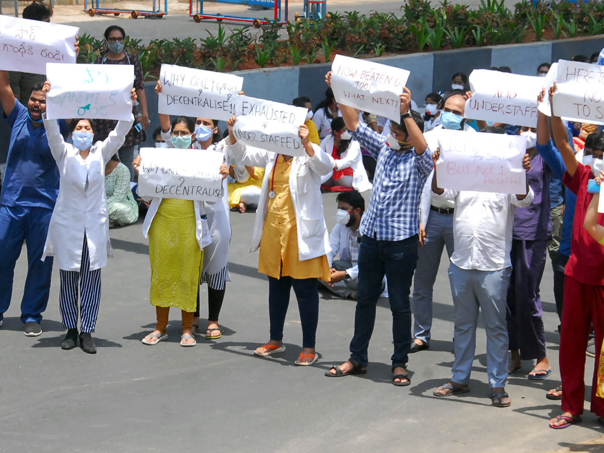 Gandhi Hospital junior doctors launch strike Photo Gallery - Sakshi7