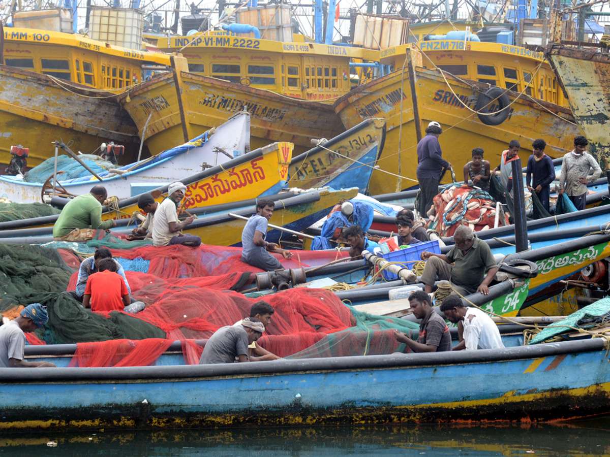 visakhapatnam fishing harbour photo gallery - Sakshi4