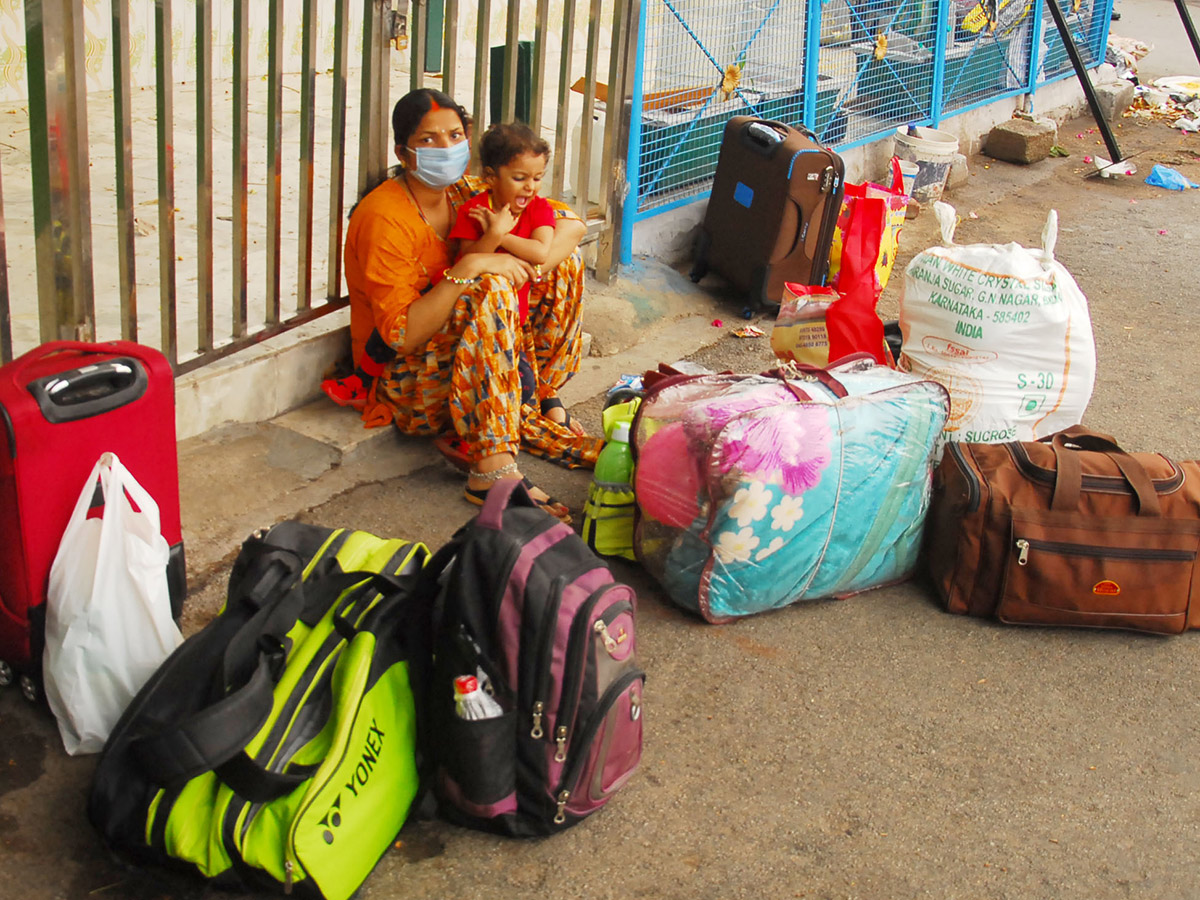 heavy rush in secunderabad railway Station photo gallery - Sakshi15