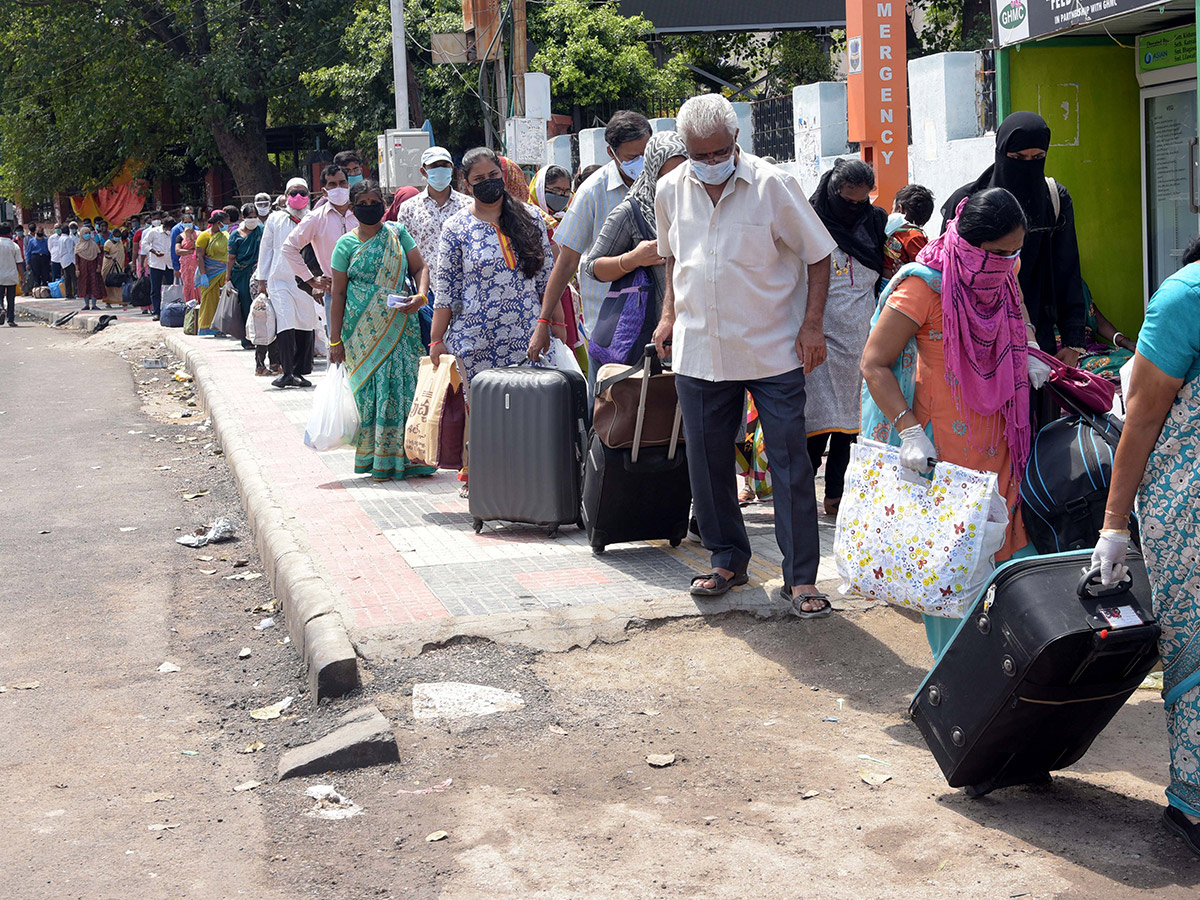 heavy rush in secunderabad railway Station photo gallery - Sakshi2