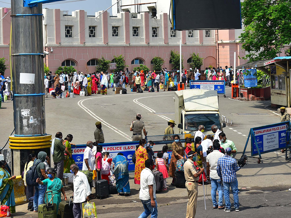 heavy rush in secunderabad railway Station photo gallery - Sakshi24