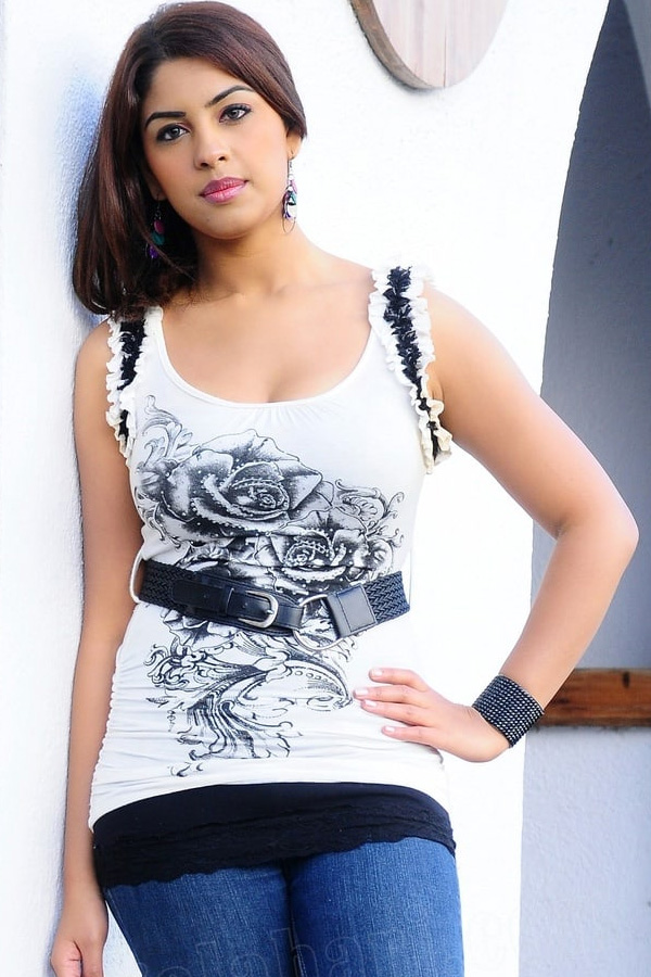 Actress Richa Gangopadhyay Exclusive Photo Gallery - Sakshi11