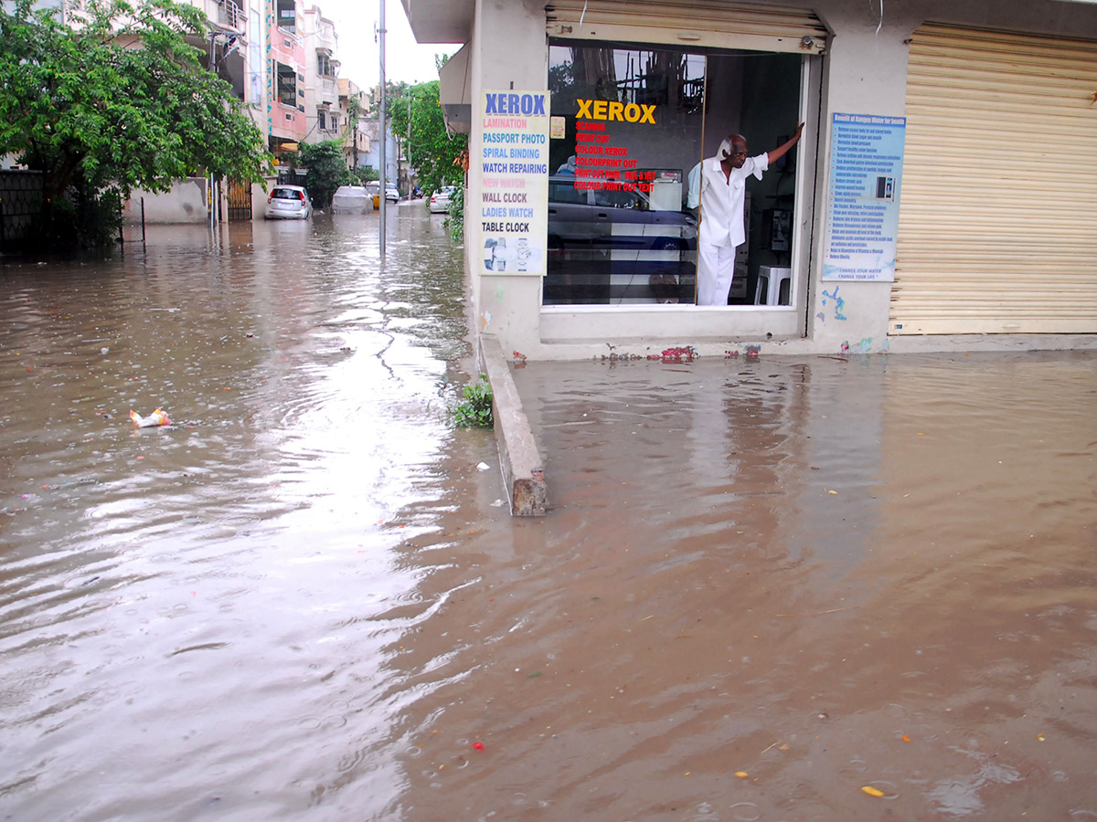 heavy rain in hyderabad photo gallery - Sakshi8