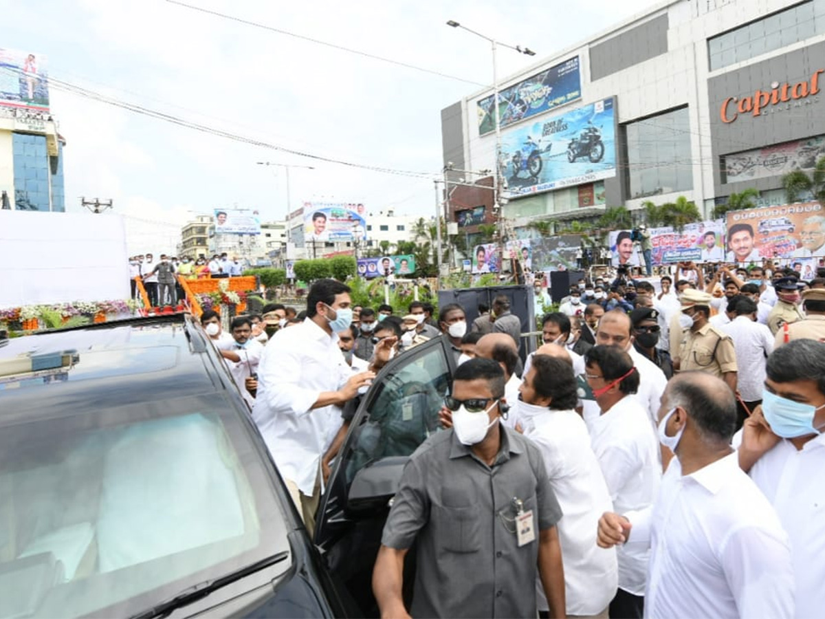 cm ys jagan launched ambulances vijayawada photo gallery - Sakshi9