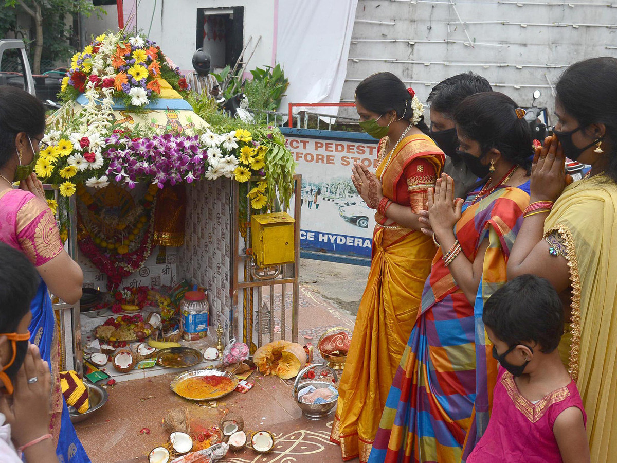 hyderabad bonalu 2020 Photo Gallery - Sakshi12