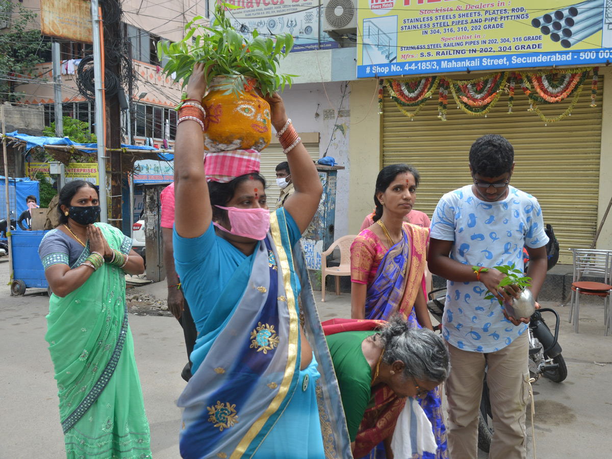 hyderabad bonalu 2020 Photo Gallery - Sakshi17