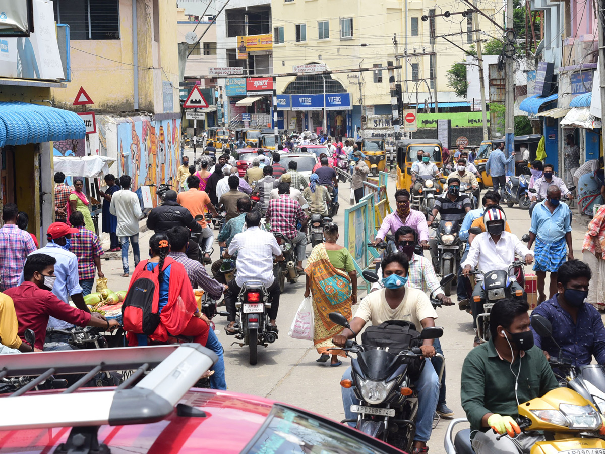 Heavy Rush in Tirupati Roads Photos Gallery - Sakshi12