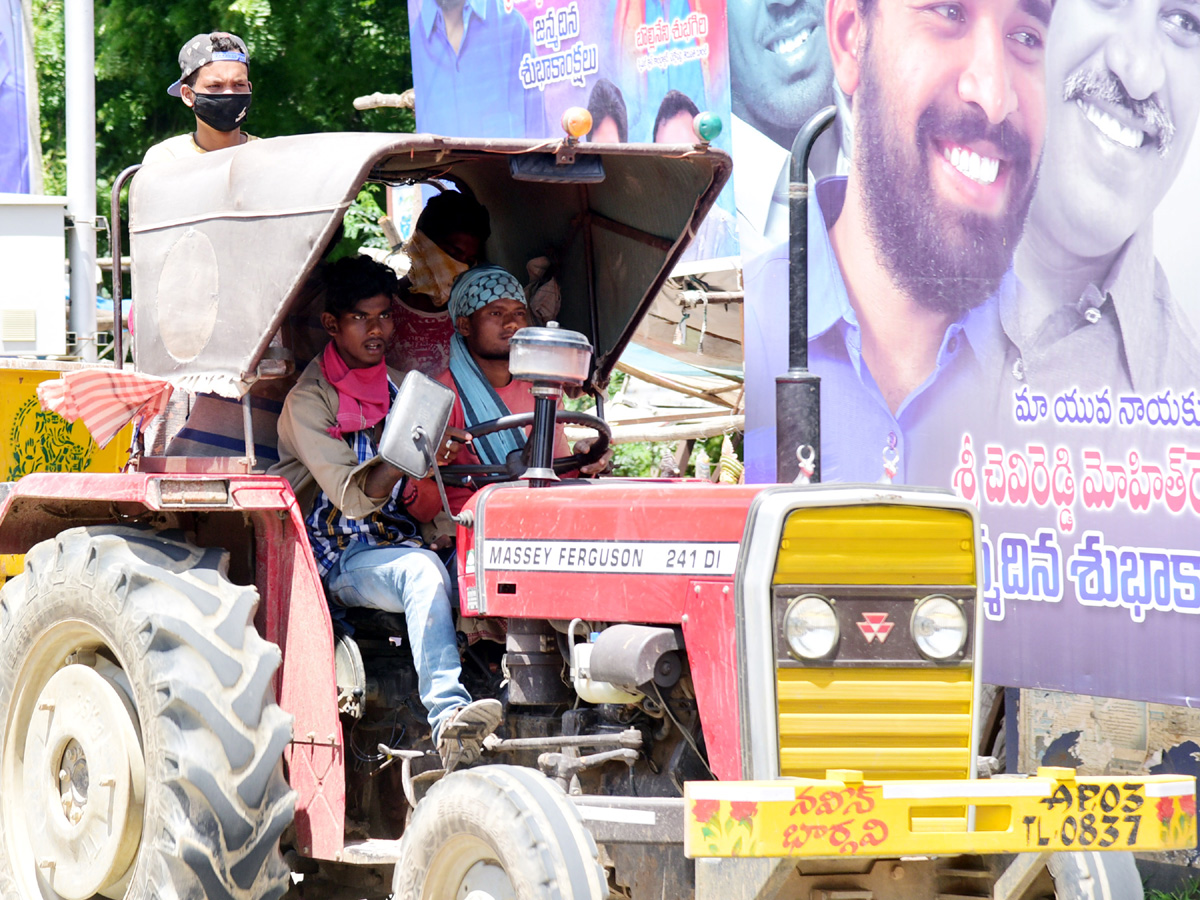 Heavy Rush in Tirupati Roads Photos Gallery - Sakshi27