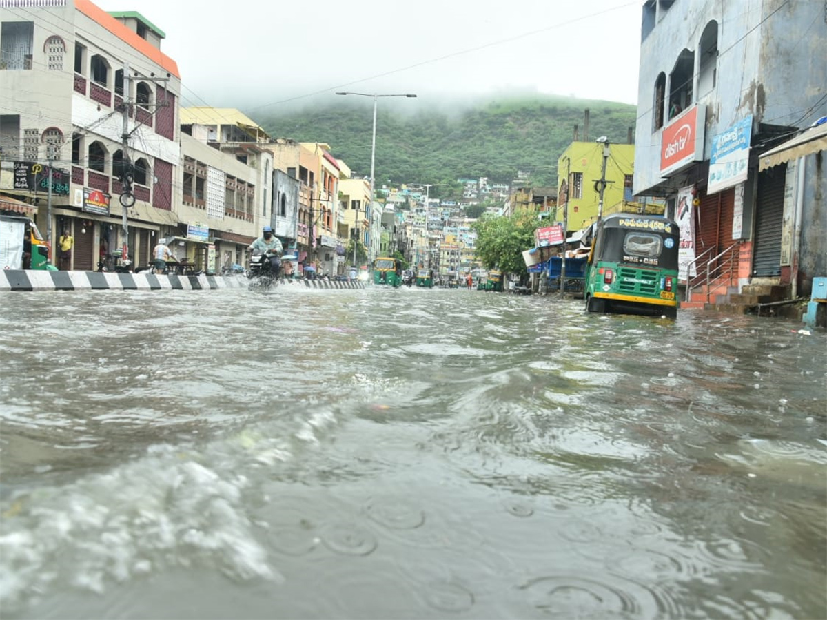 heavy rain in vijayawada photo gallery - Sakshi1