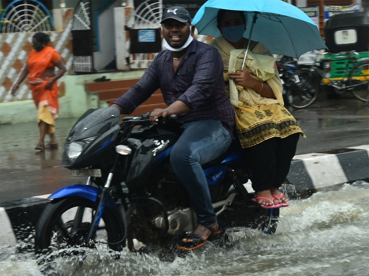 heavy rain in vijayawada photo gallery - Sakshi11