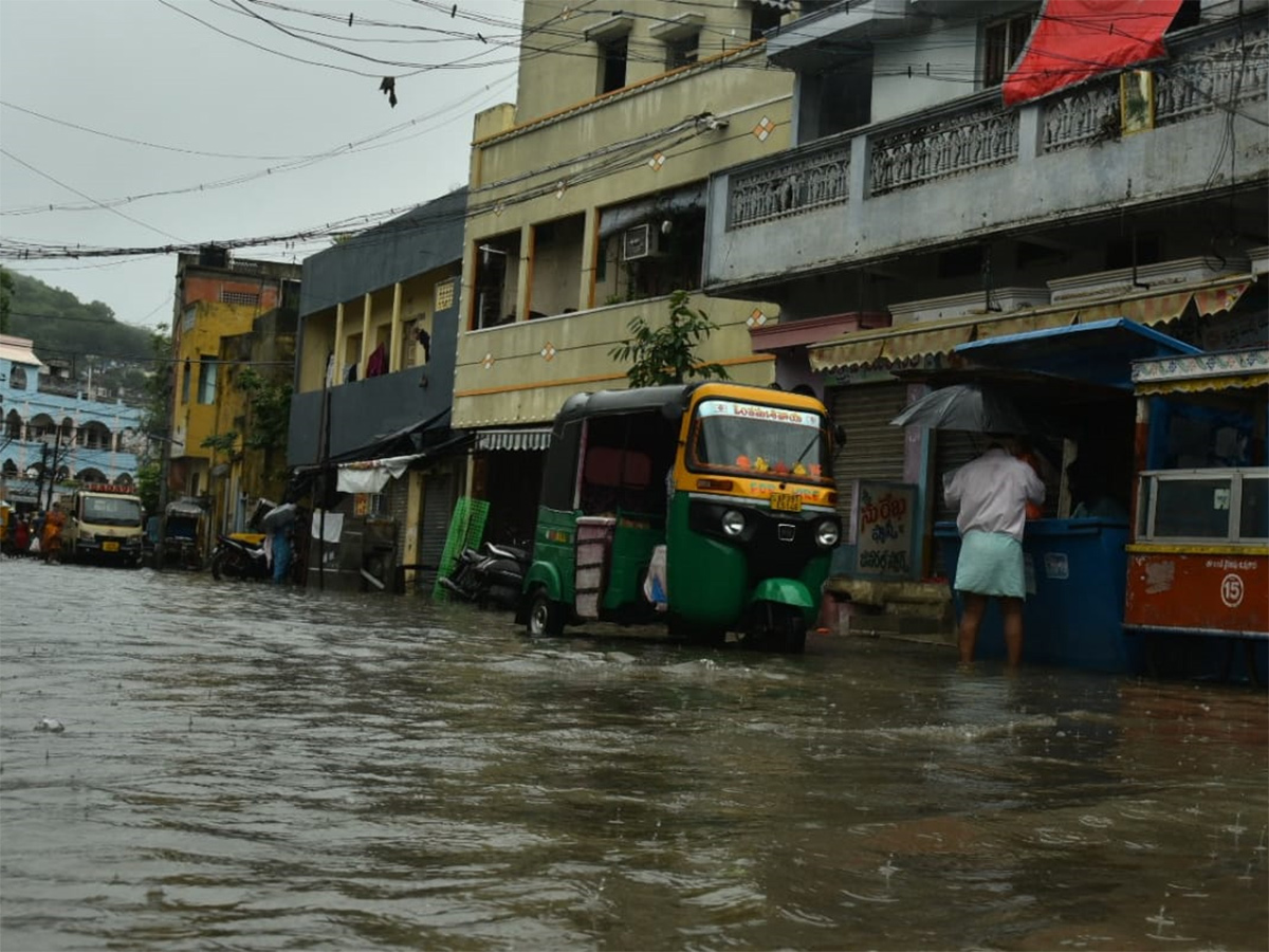 heavy rain in vijayawada photo gallery - Sakshi12