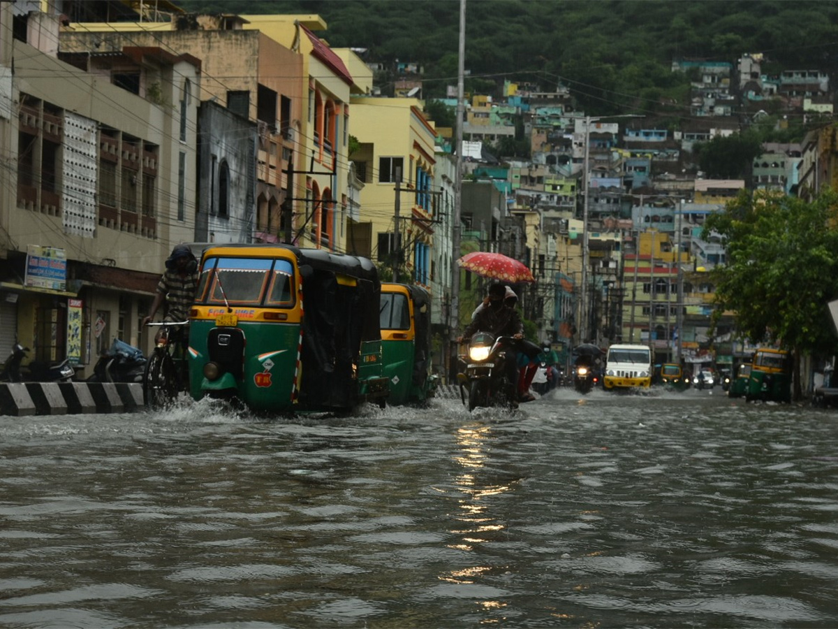 heavy rain in vijayawada photo gallery - Sakshi15