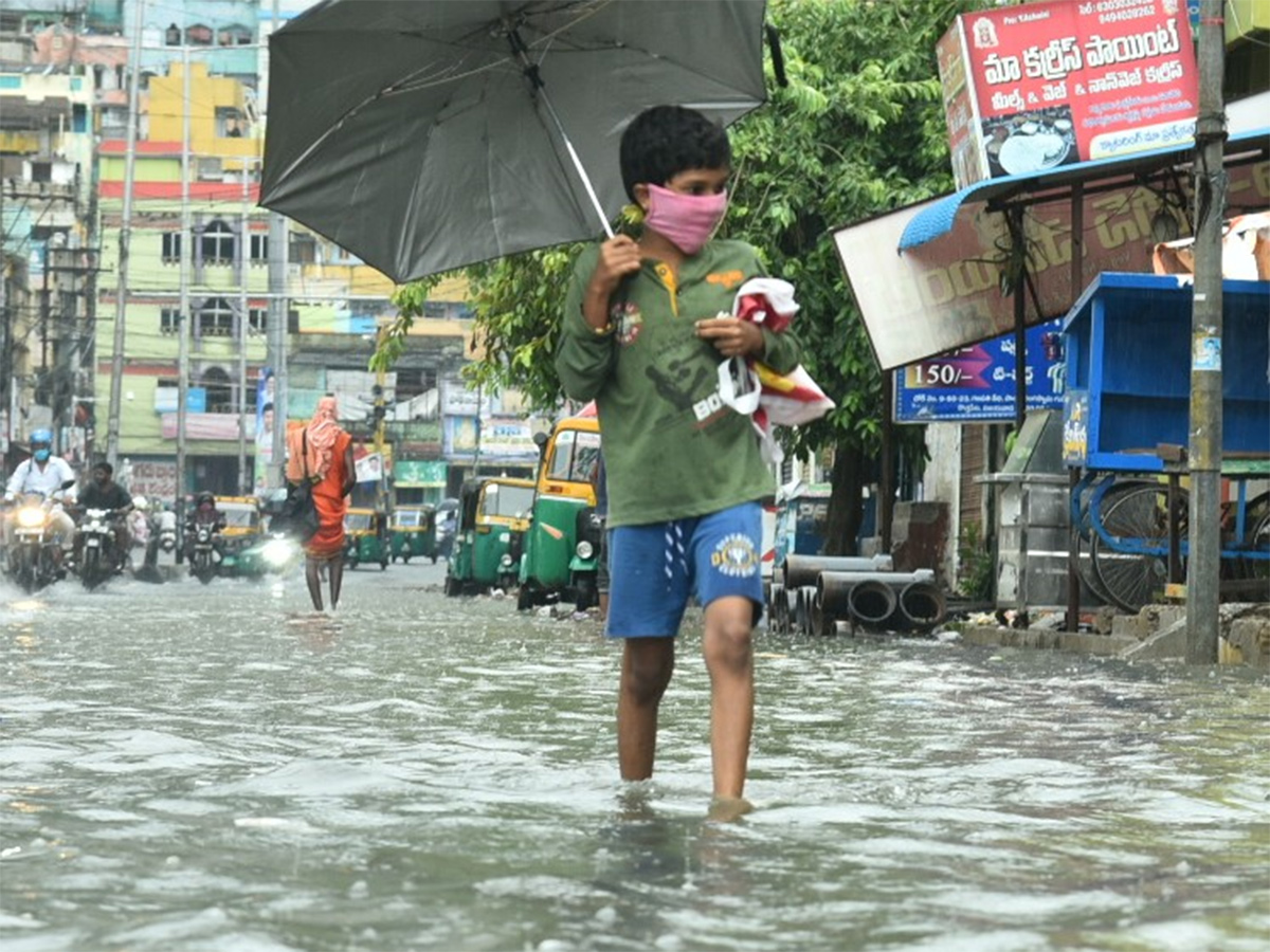 heavy rain in vijayawada photo gallery - Sakshi16