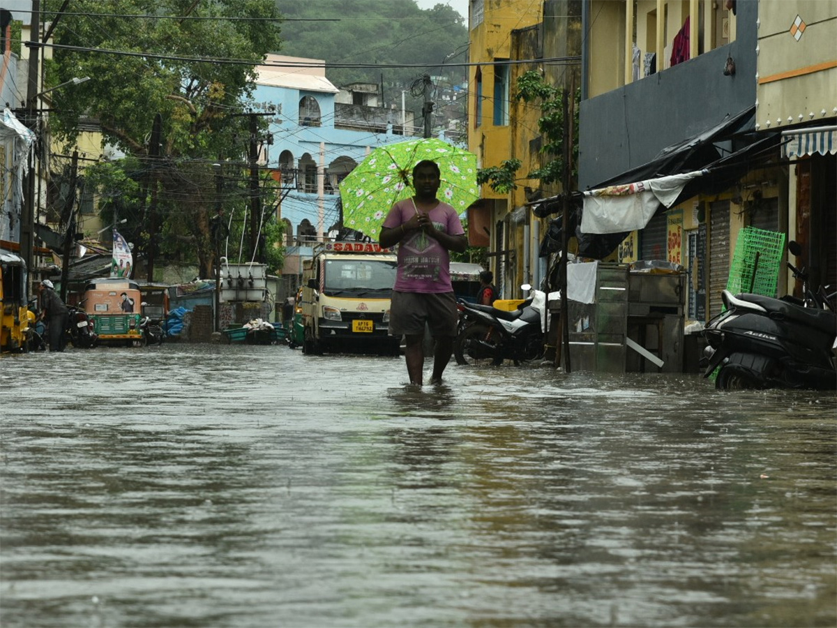 heavy rain in vijayawada photo gallery - Sakshi17