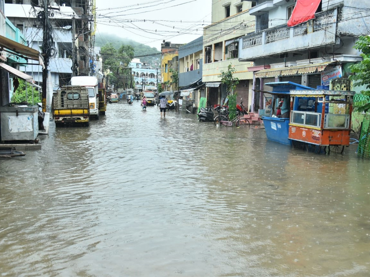 heavy rain in vijayawada photo gallery - Sakshi18