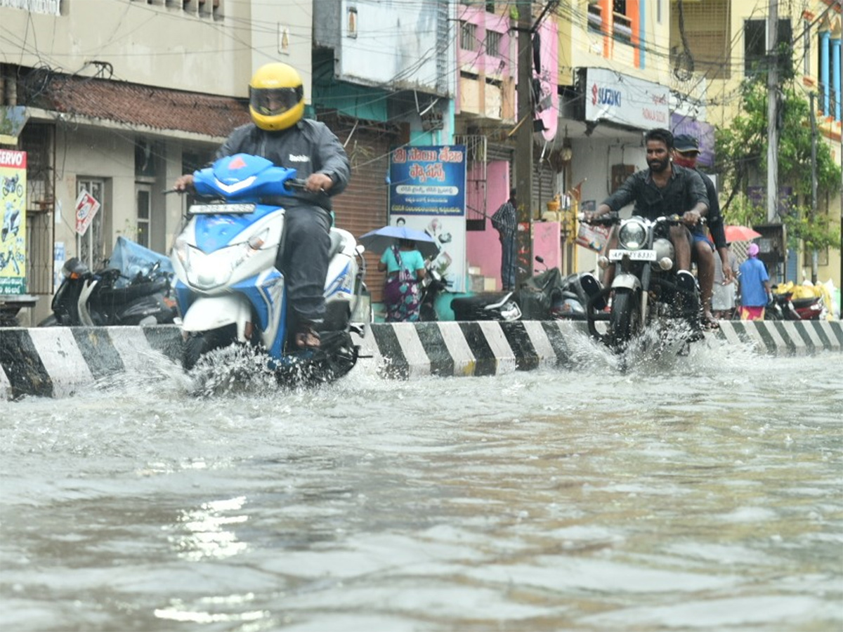 heavy rain in vijayawada photo gallery - Sakshi2