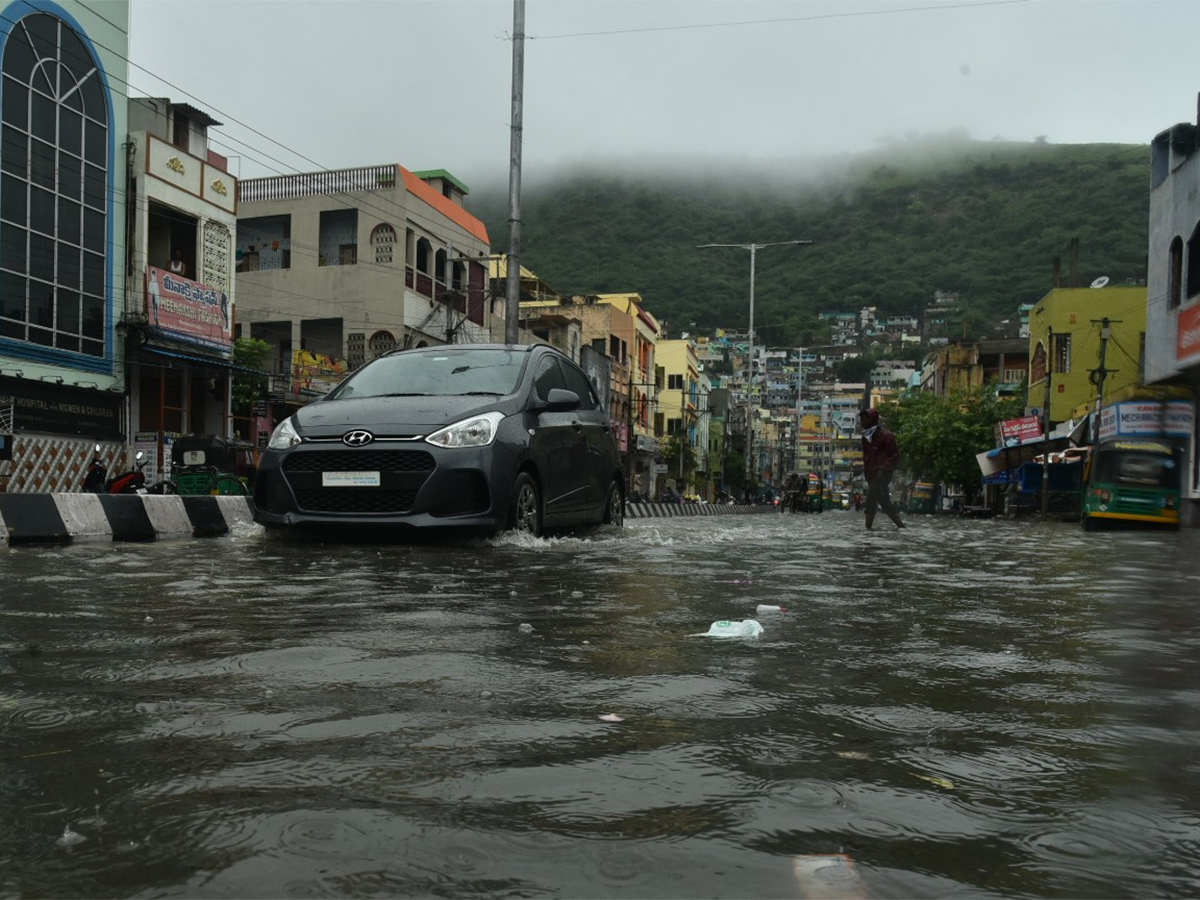 heavy rain in vijayawada photo gallery - Sakshi3