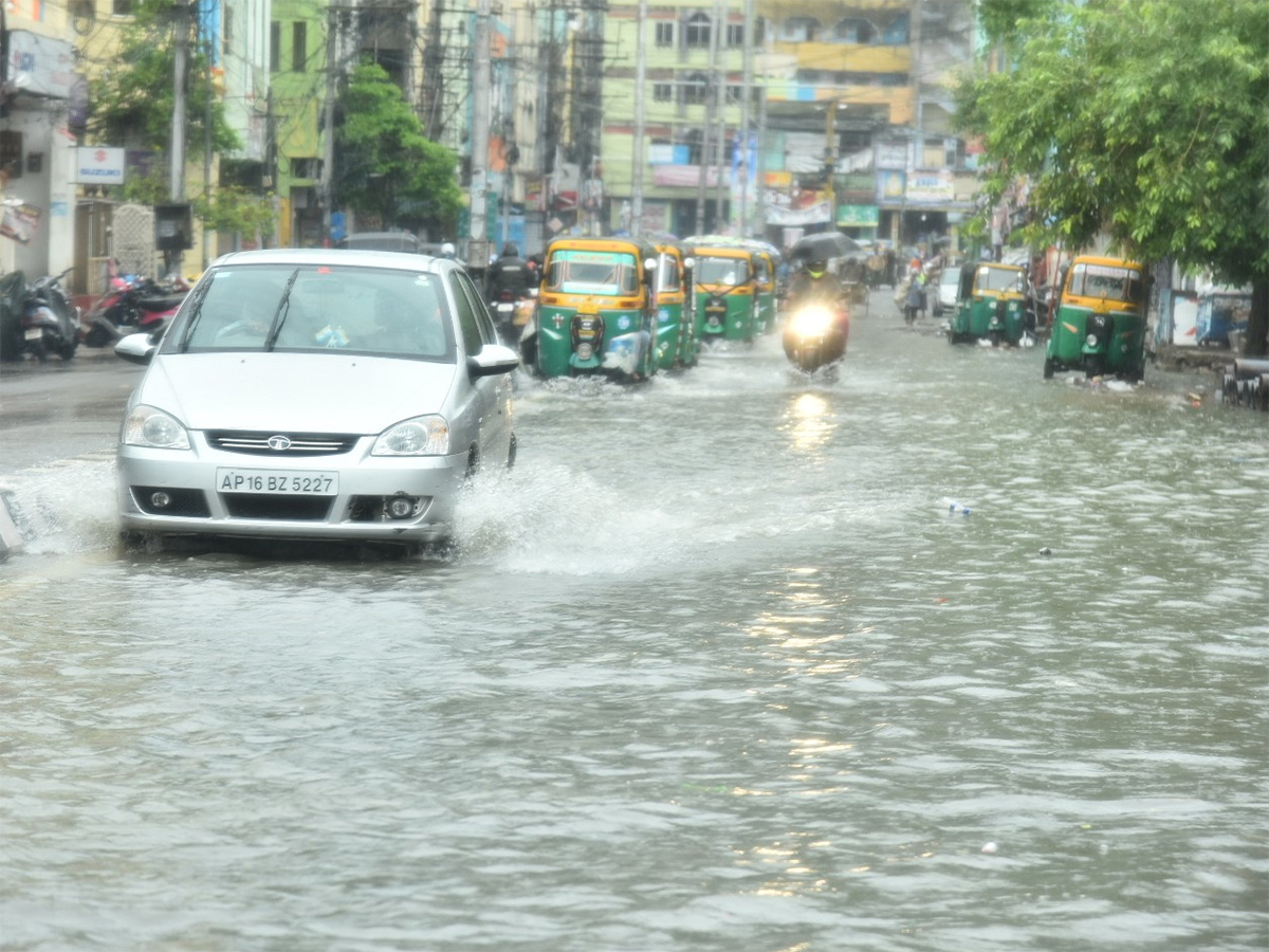 heavy rain in vijayawada photo gallery - Sakshi4