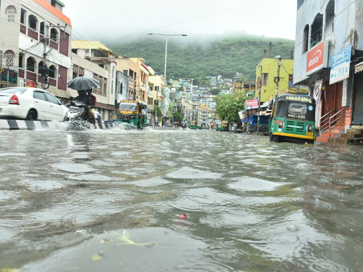 heavy rain in vijayawada photo gallery - Sakshi7