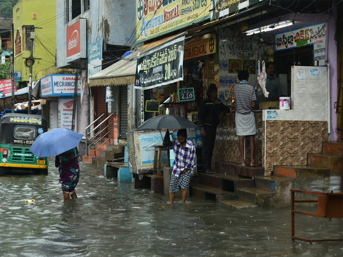 heavy rain in vijayawada photo gallery - Sakshi9