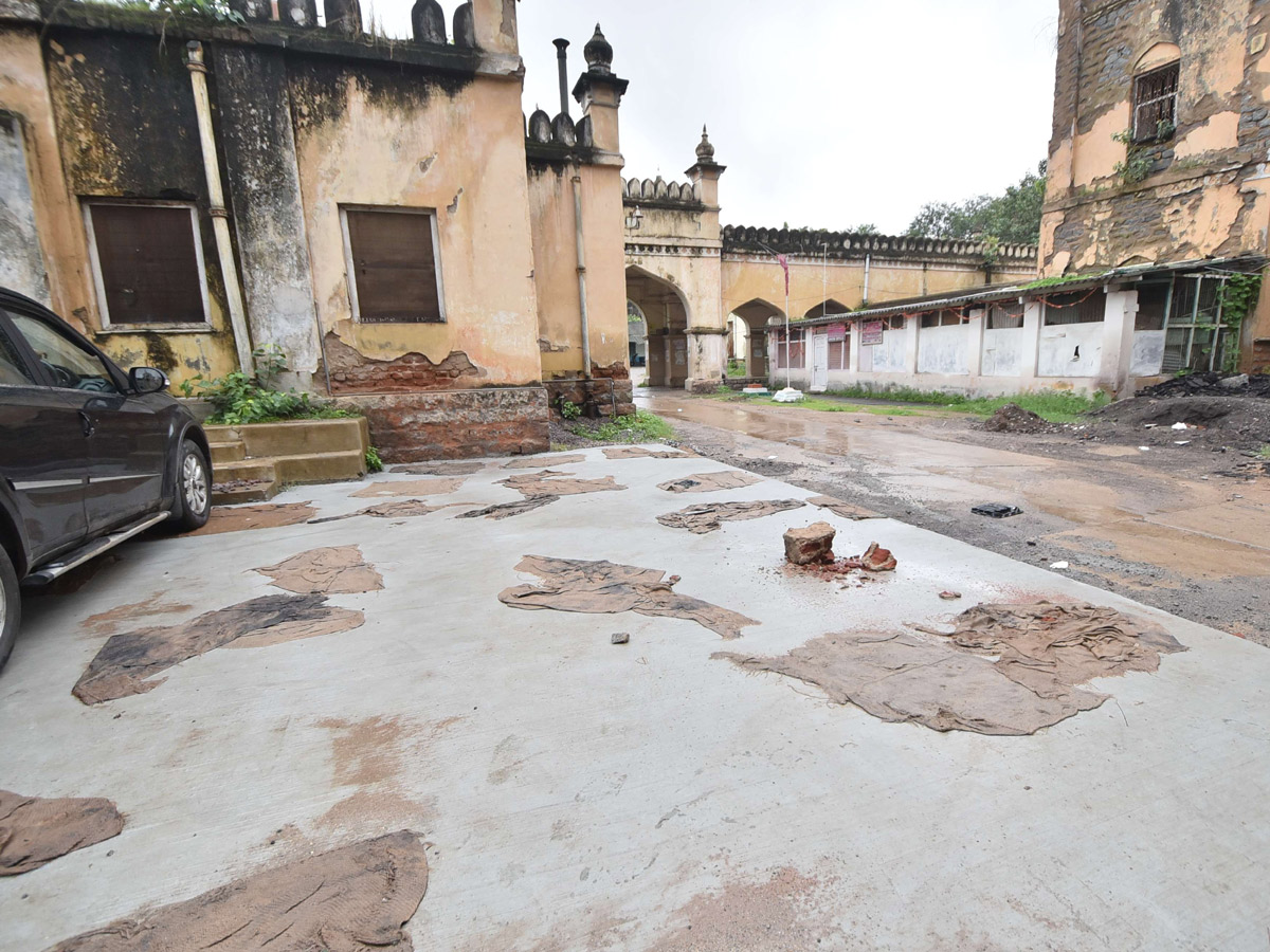 Heavy rains lash Hyderabad Osmania General Hospital Photo Gallery - Sakshi12