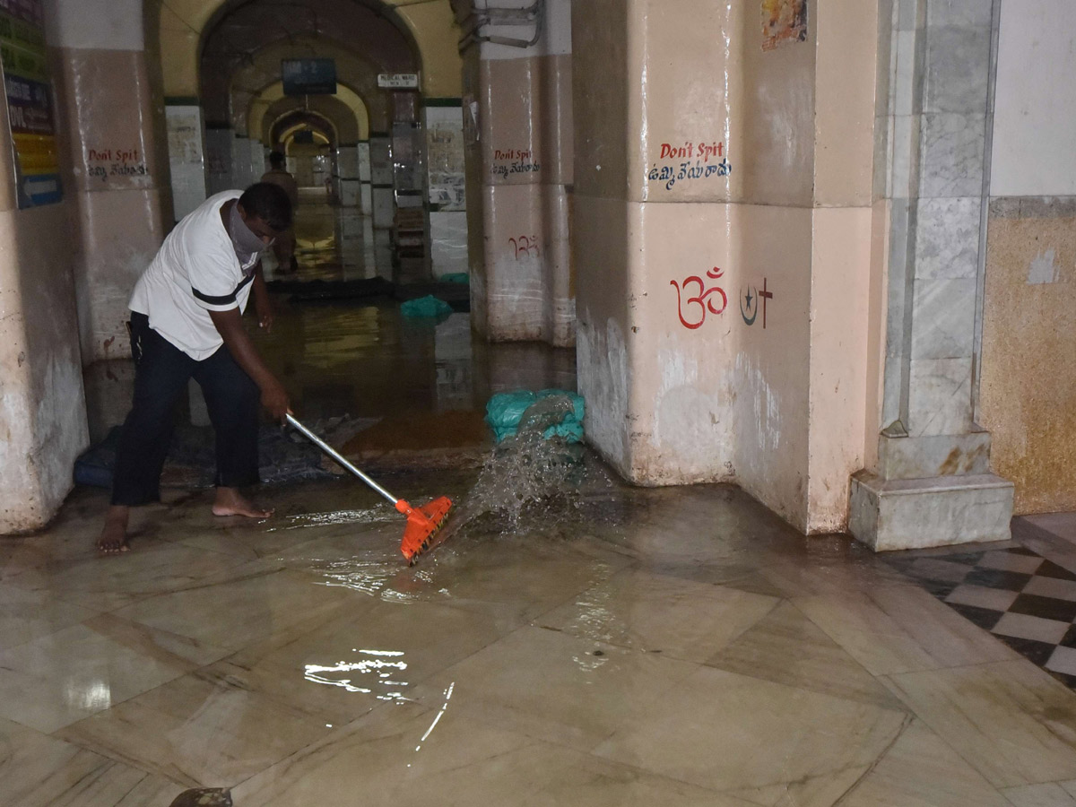 Heavy rains lash Hyderabad Osmania General Hospital Photo Gallery - Sakshi14