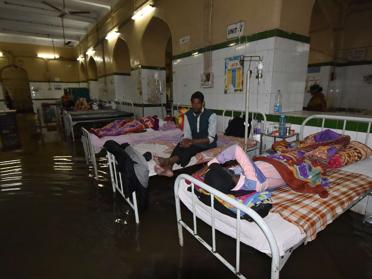 Heavy rains lash Hyderabad Osmania General Hospital Photo Gallery - Sakshi15