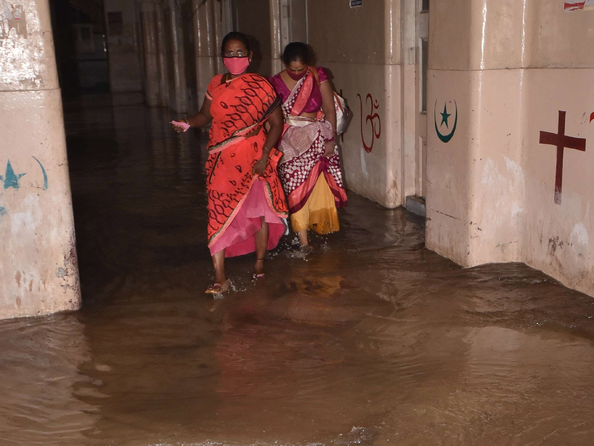 Heavy rains lash Hyderabad Osmania General Hospital Photo Gallery - Sakshi17