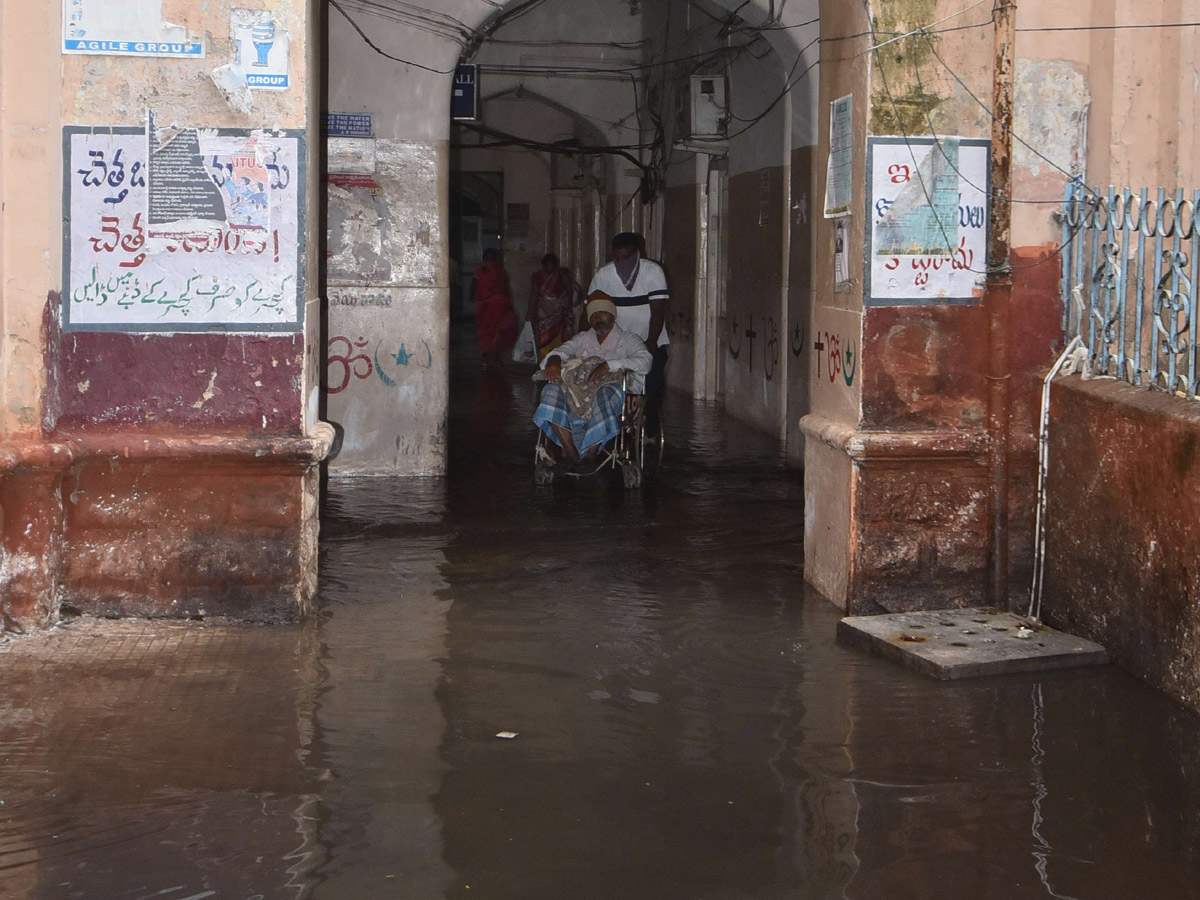 Heavy rains lash Hyderabad Osmania General Hospital Photo Gallery - Sakshi18