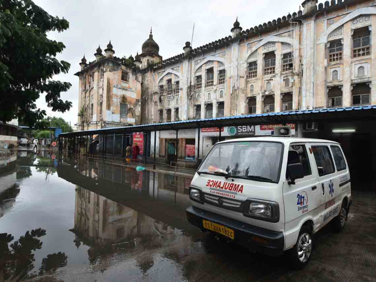 Heavy rains lash Hyderabad Osmania General Hospital Photo Gallery - Sakshi2