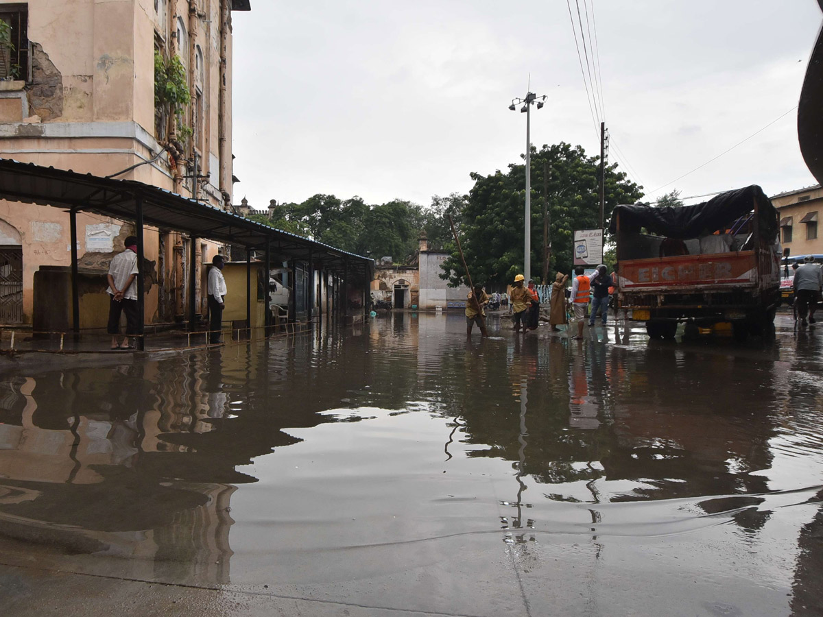 Heavy rains lash Hyderabad Osmania General Hospital Photo Gallery - Sakshi19