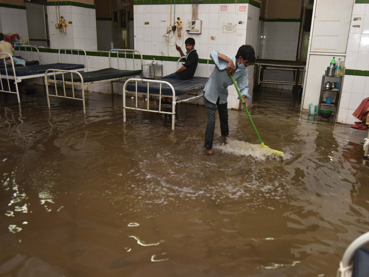 Heavy rains lash Hyderabad Osmania General Hospital Photo Gallery - Sakshi21