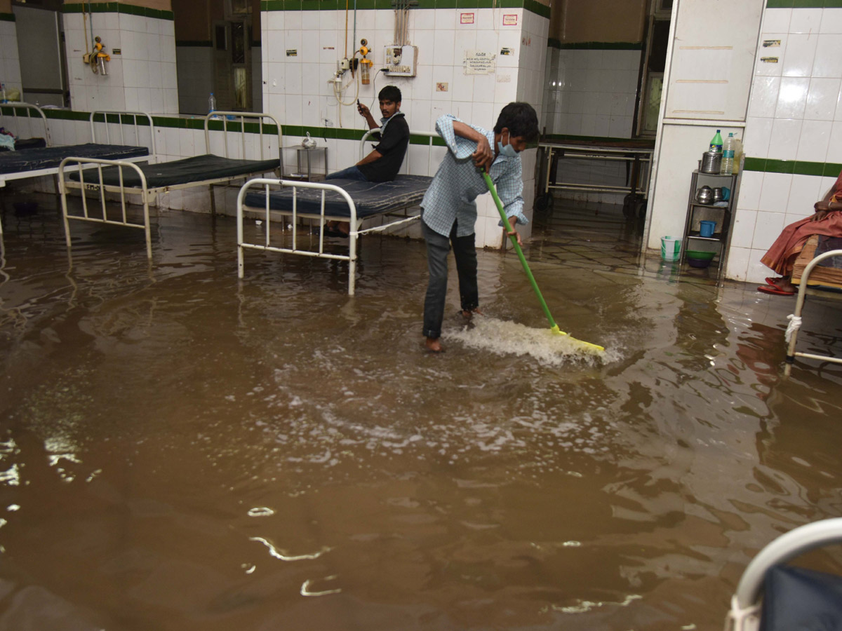 Heavy rains lash Hyderabad Osmania General Hospital Photo Gallery - Sakshi25