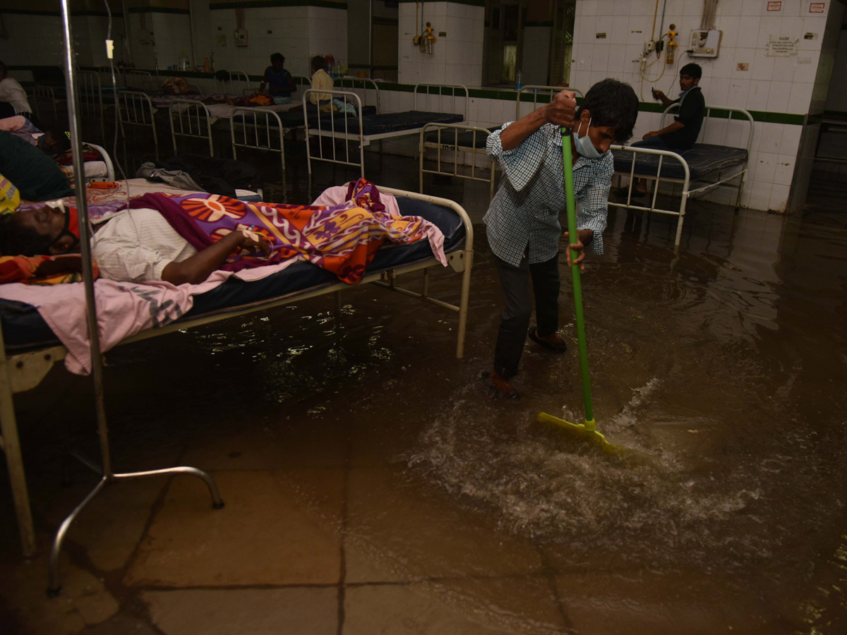 Heavy rains lash Hyderabad Osmania General Hospital Photo Gallery - Sakshi26