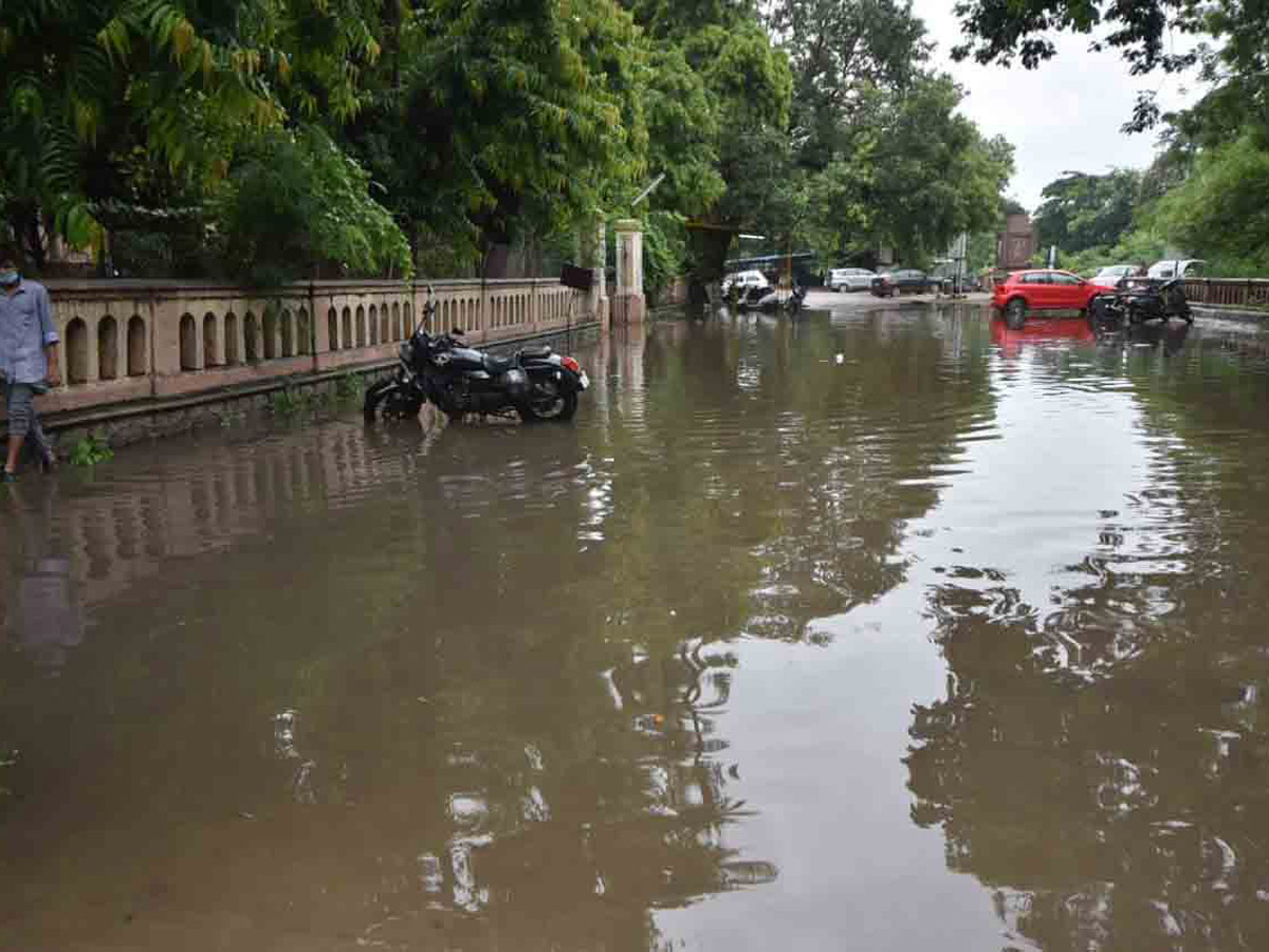 Heavy rains lash Hyderabad Osmania General Hospital Photo Gallery - Sakshi3