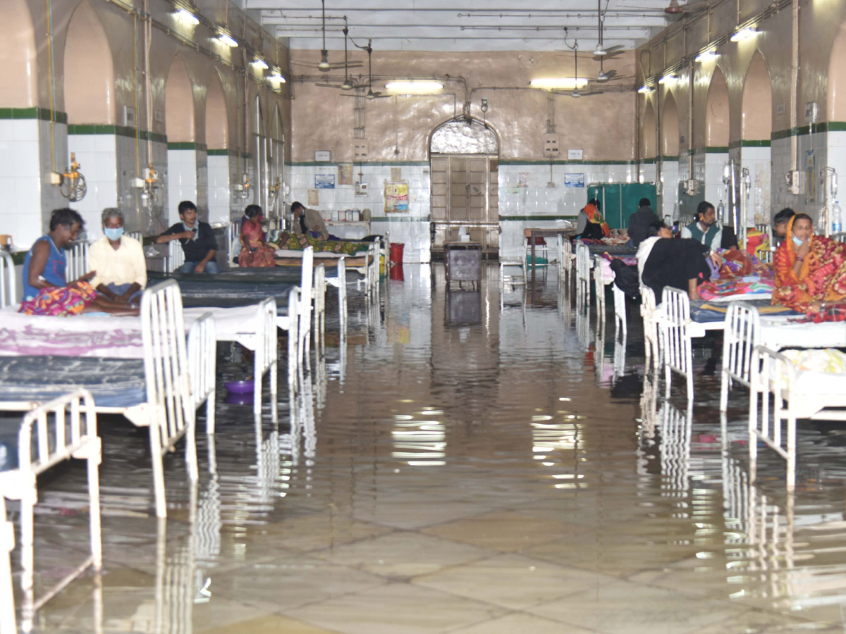 Heavy rains lash Hyderabad Osmania General Hospital Photo Gallery - Sakshi6