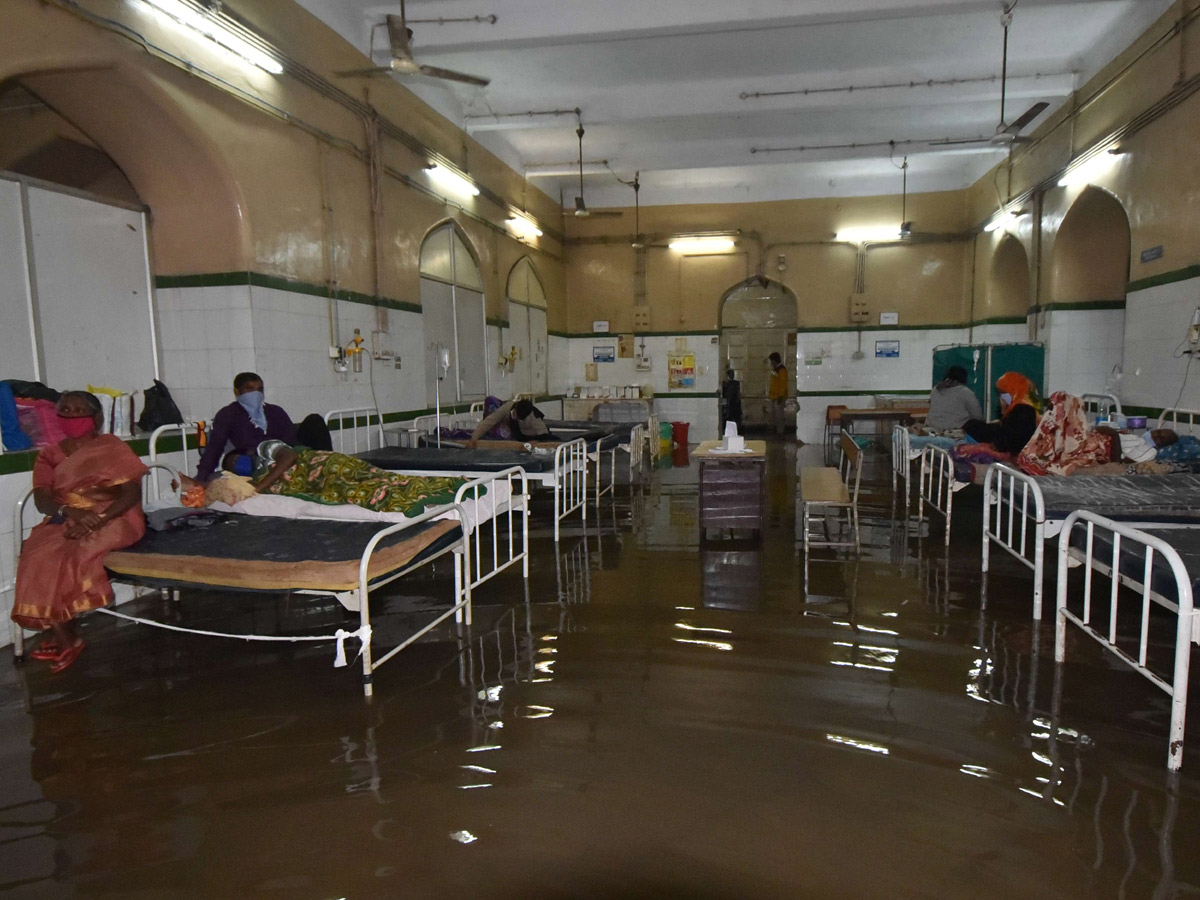 Heavy rains lash Hyderabad Osmania General Hospital Photo Gallery - Sakshi8