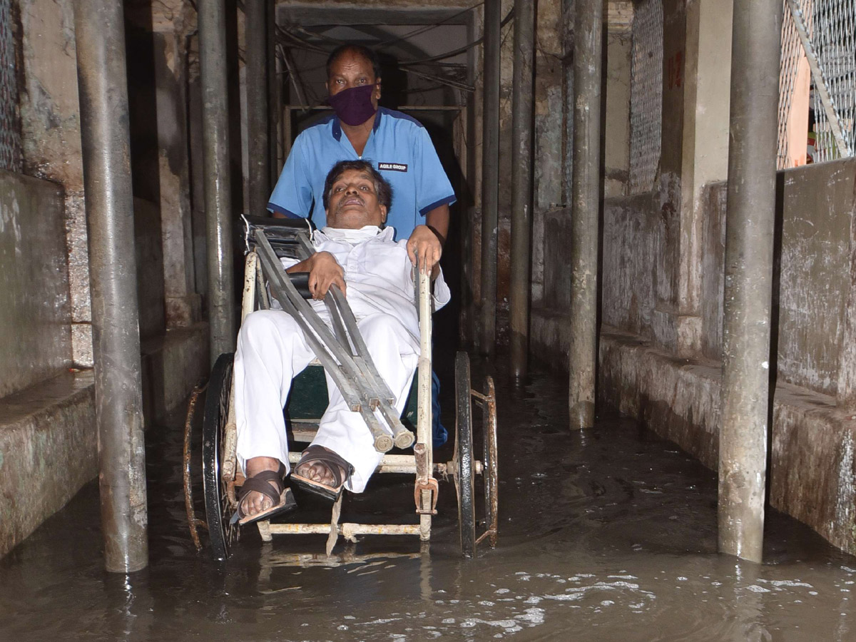 Heavy rains lash Hyderabad Osmania General Hospital Photo Gallery - Sakshi9