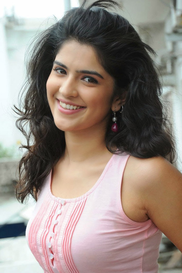 Actress Deeksha Seth exclusive photo gallery - Sakshi21