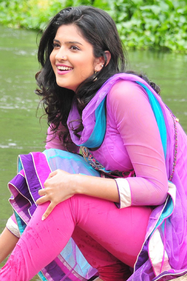 Actress Deeksha Seth exclusive photo gallery - Sakshi28