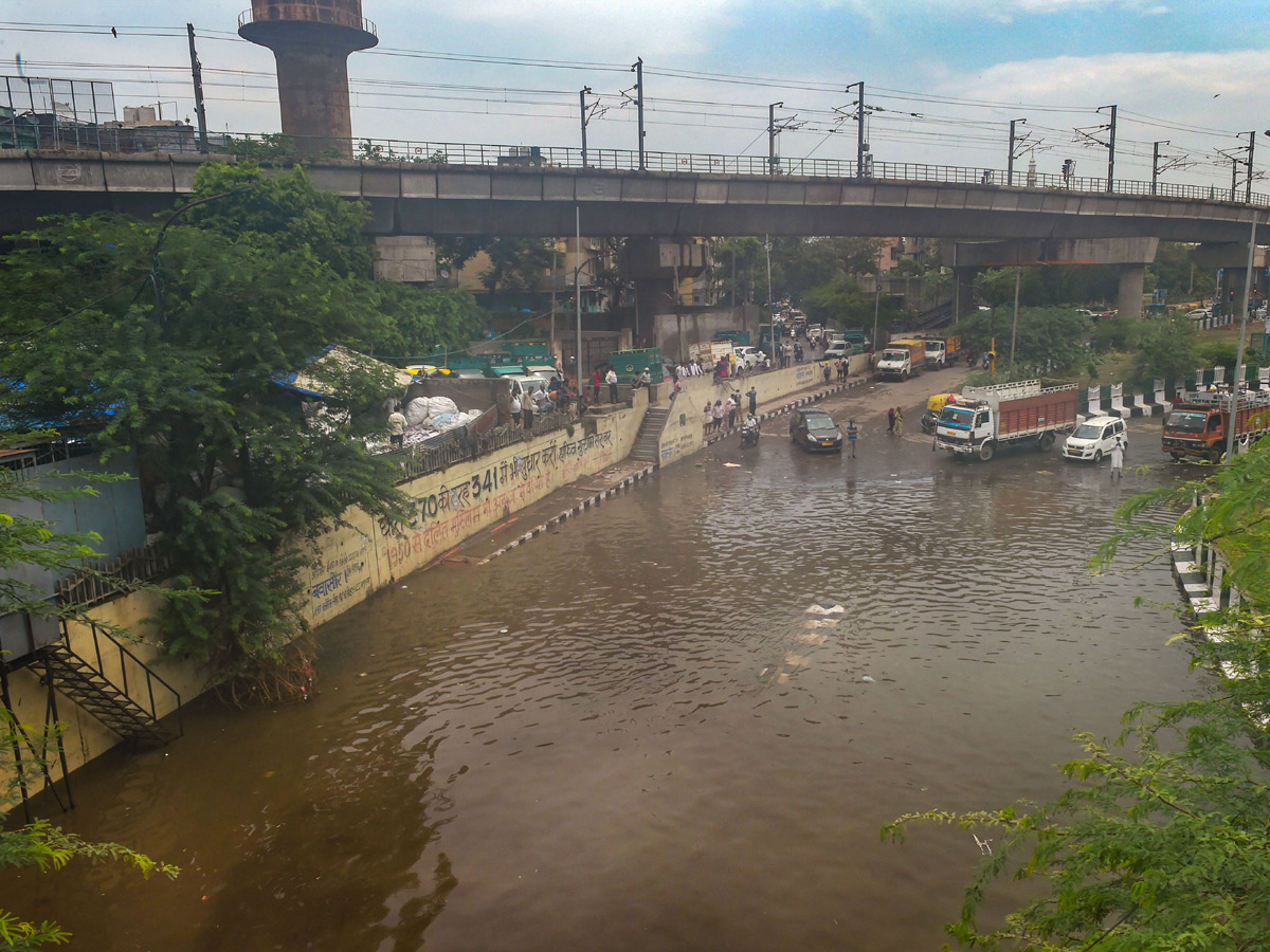  Heavy rains lash Delhi Photo Gallery - Sakshi16