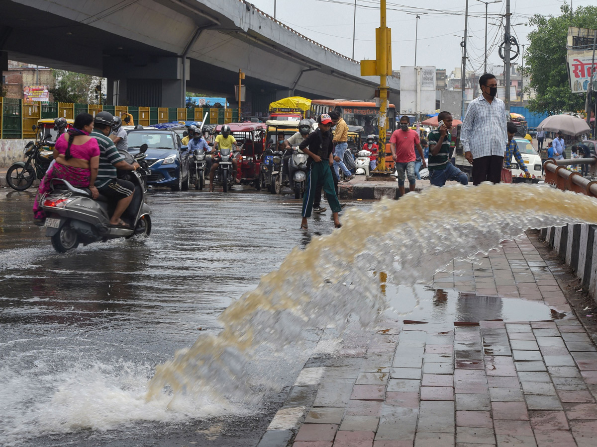  Heavy rains lash Delhi Photo Gallery - Sakshi17