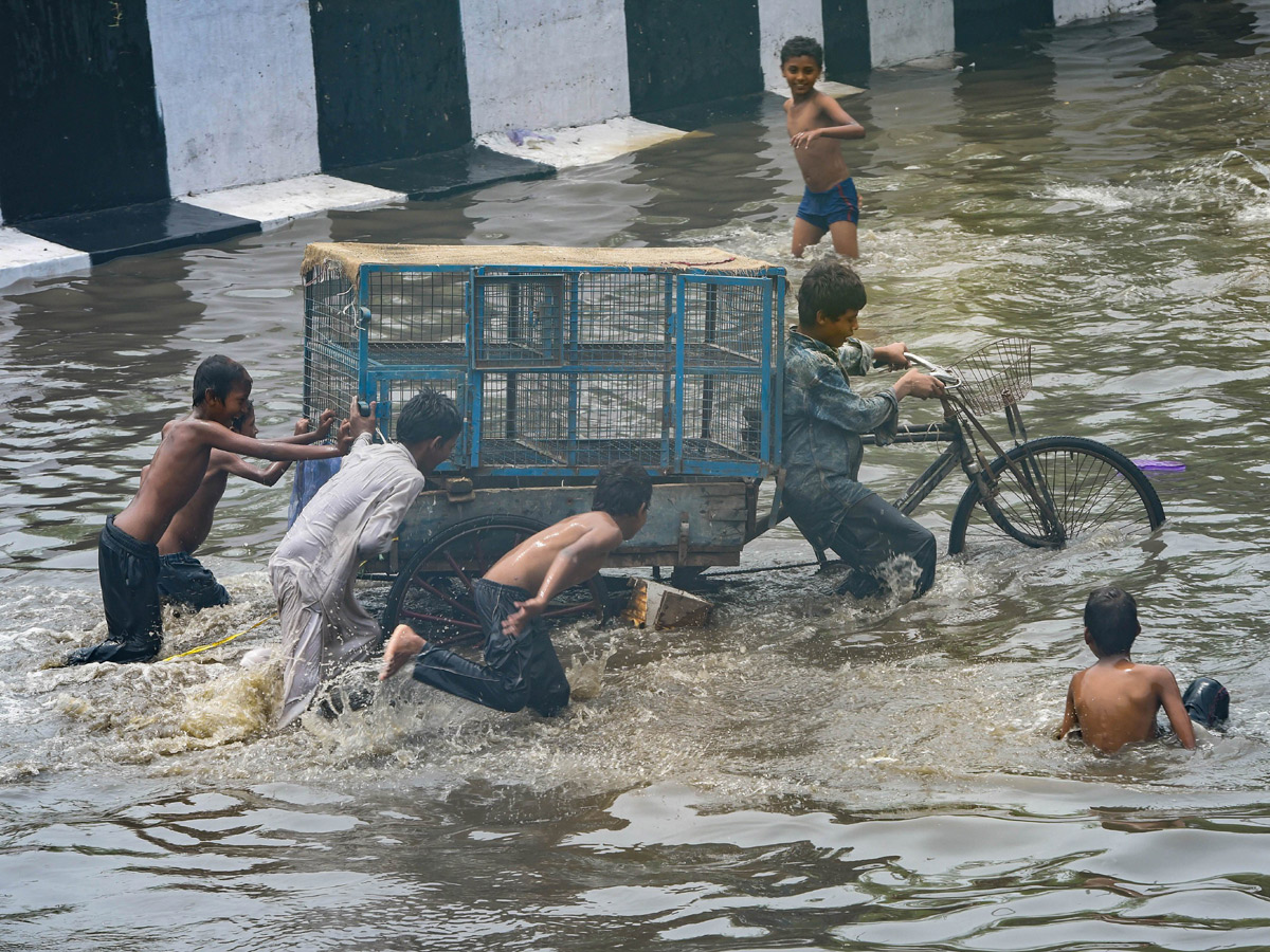  Heavy rains lash Delhi Photo Gallery - Sakshi18