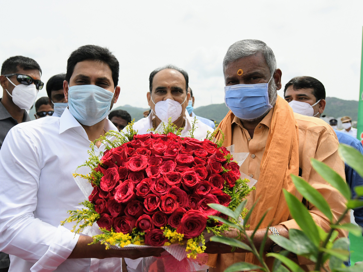 CM Jagan launches 71st Vana Mahotsavam in Krishna district Photo Gallery - Sakshi17