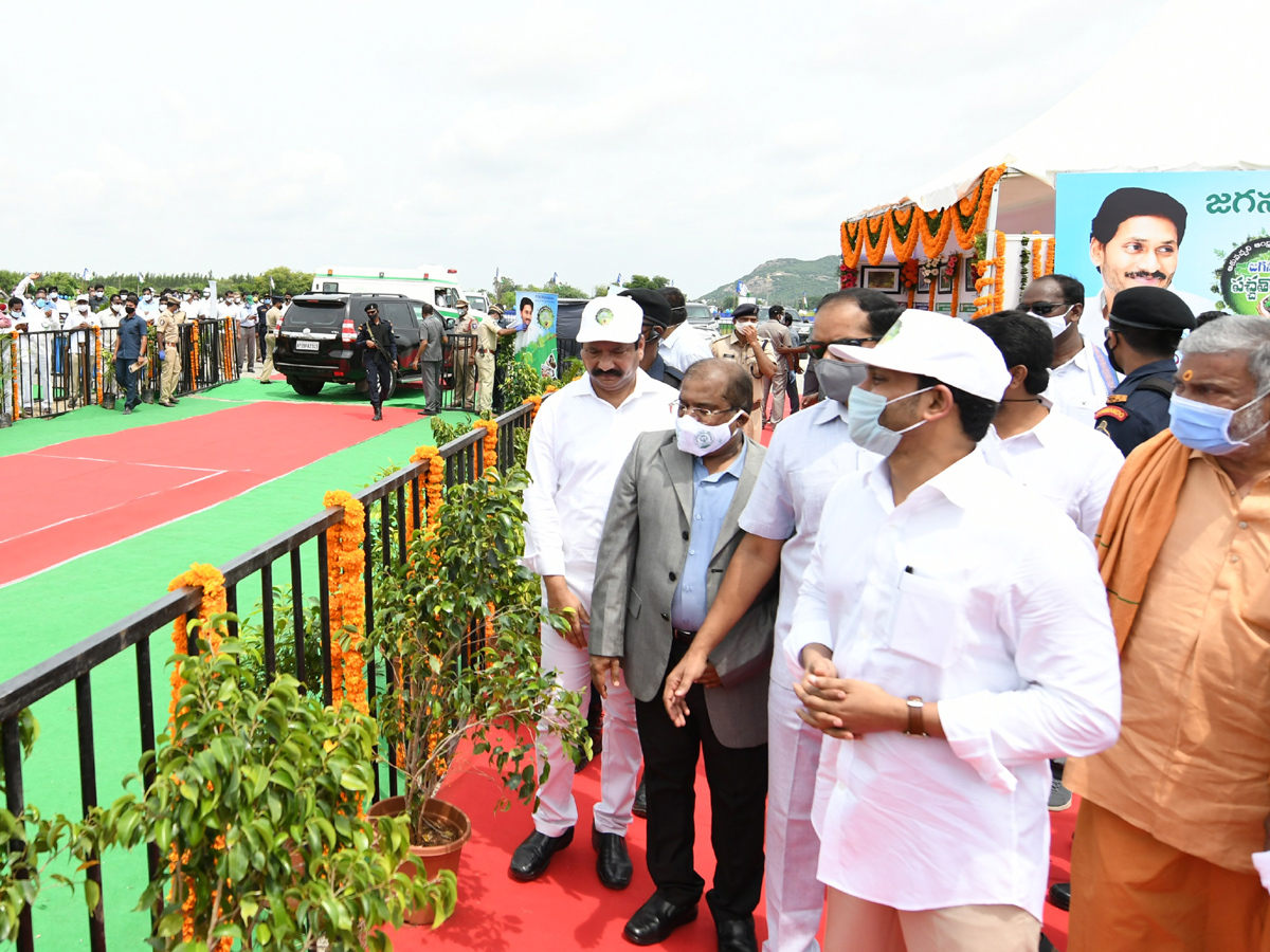 CM Jagan launches 71st Vana Mahotsavam in Krishna district Photo Gallery - Sakshi8