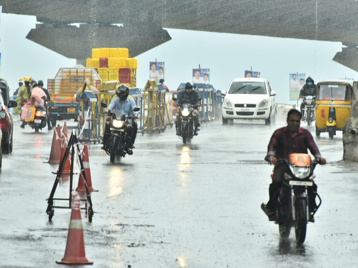 Heavy ranins in Andhra pradesh And Telangana Photo Gallery  - Sakshi10