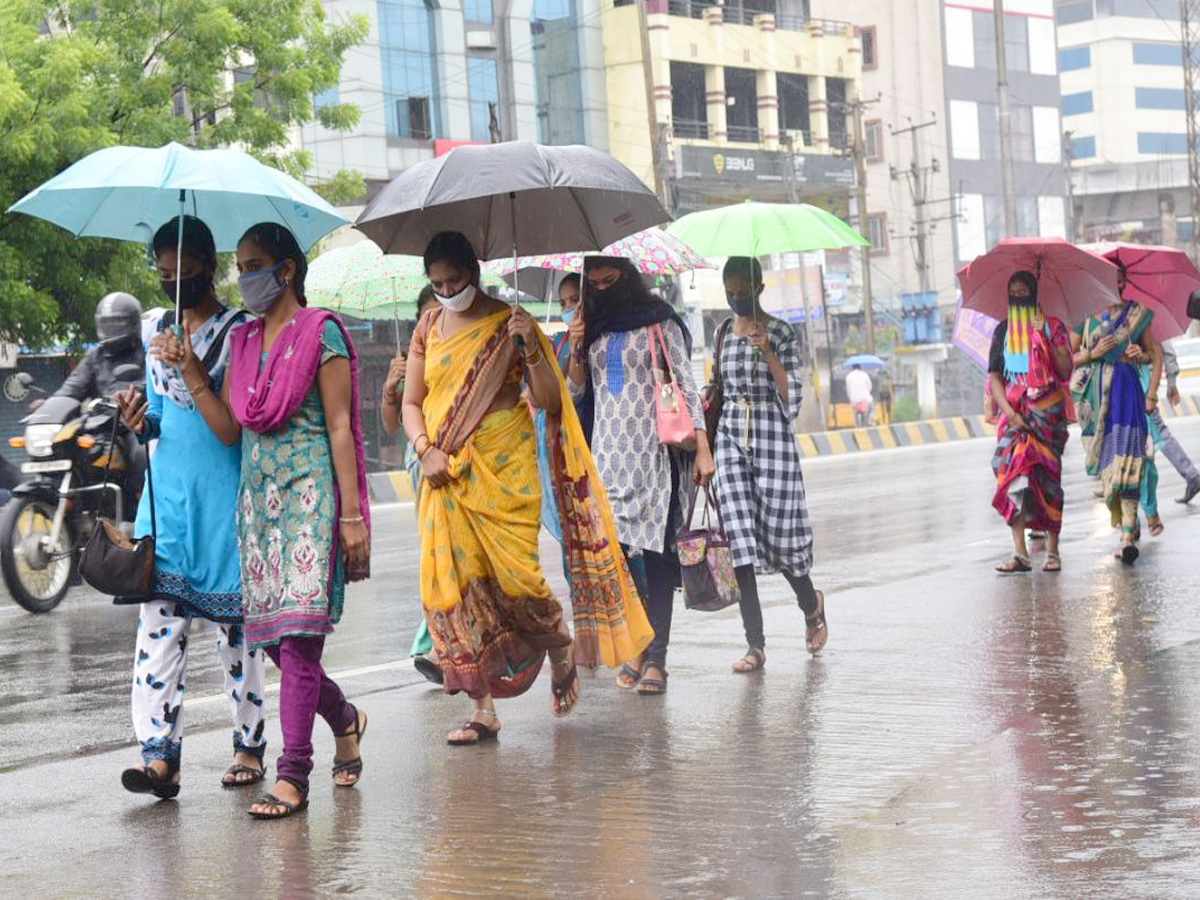 Heavy ranins in Andhra pradesh And Telangana Photo Gallery  - Sakshi12