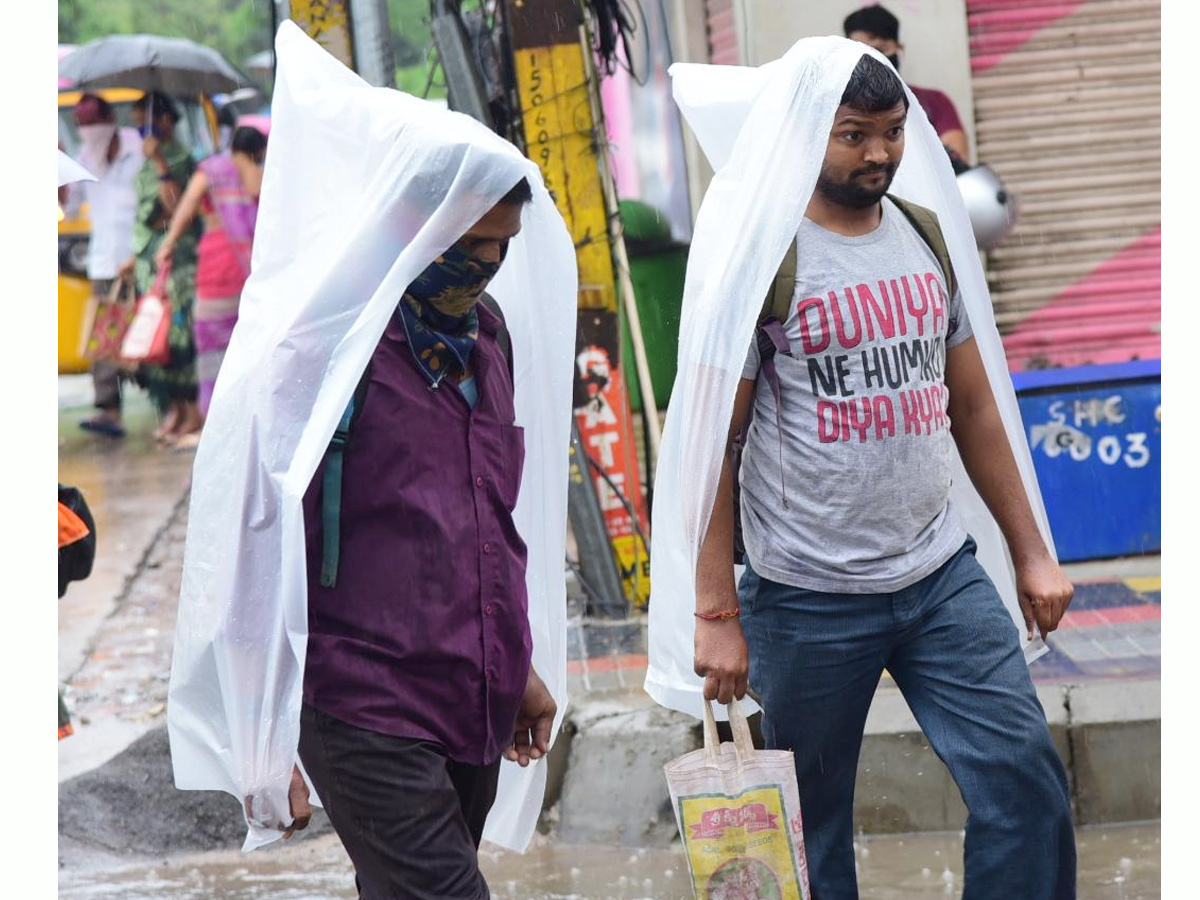 Heavy ranins in Andhra pradesh And Telangana Photo Gallery  - Sakshi13