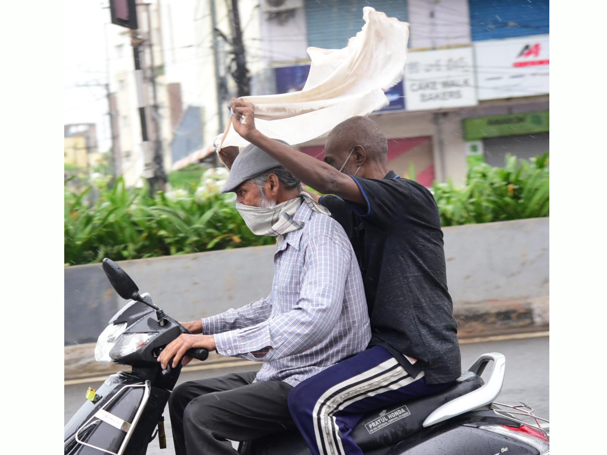 Heavy ranins in Andhra pradesh And Telangana Photo Gallery  - Sakshi16