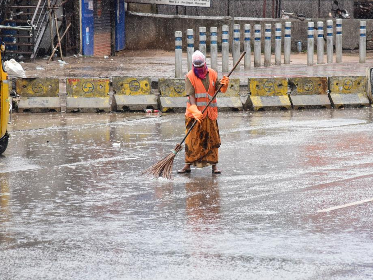 Heavy ranins in Andhra pradesh And Telangana Photo Gallery  - Sakshi17